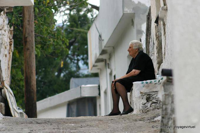 Attente sur un banc de pierre au Lasithi - Crète, Grèce