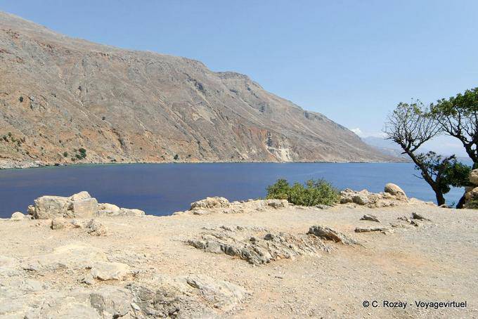 Terre sèche, roche pelée et mer outremer, Loutro - Crète, Grèce