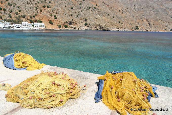 Loutro, filets de pêche sur la jetée - Crète, Grèce