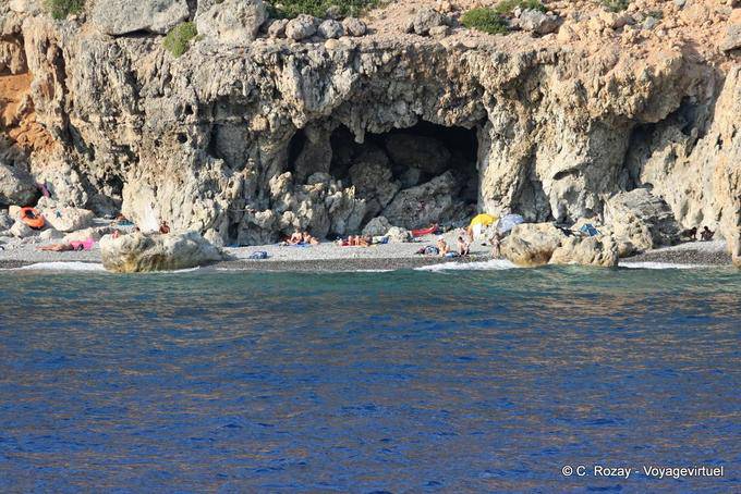 Plage de galets vers grotte, presqu'île de Loutro - Crète, Grèce