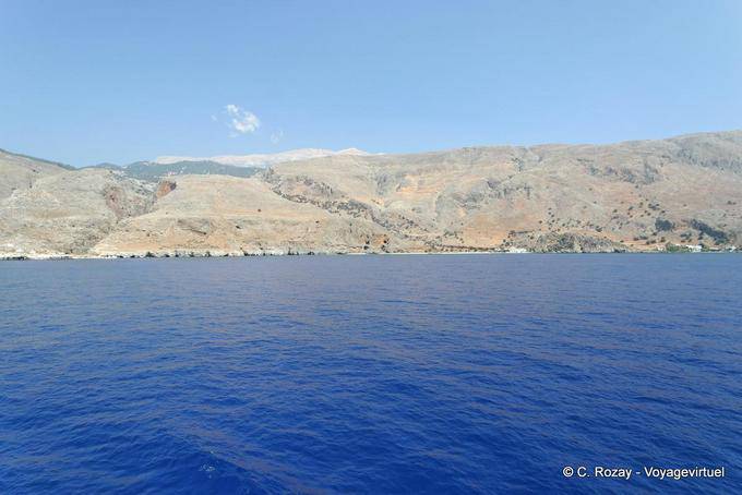 Panorama depuis la mer sur Livaniana vers Loutro - Crète, Grèce