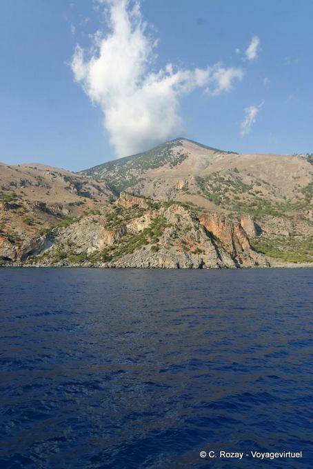 Nuage s'élevant sur la montagne qui domine Agia Roumeli - Crète, Grèce