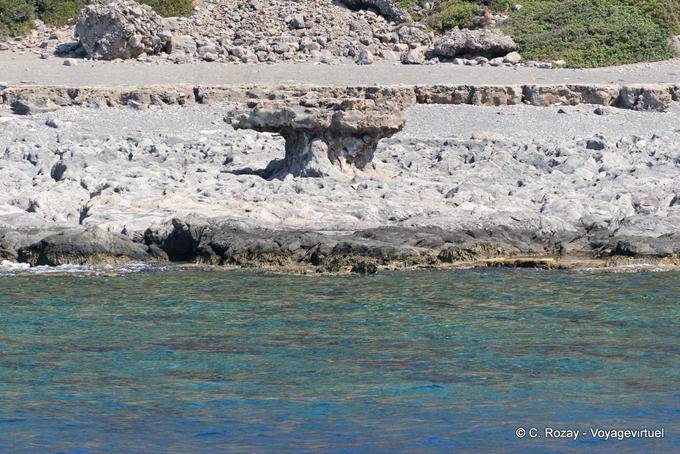 Table volcanique sur la côte entre Sougia et Paleochora - Crète, Grèce
