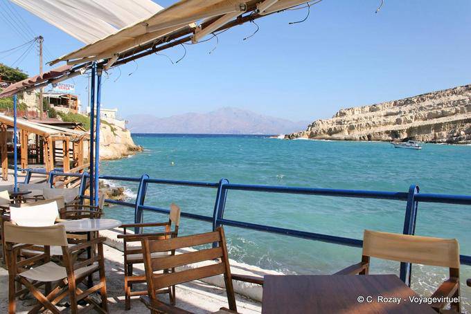 L'entrée du port naturel depuis la terrasse d'une taverne, Matala - Crète, Grèce