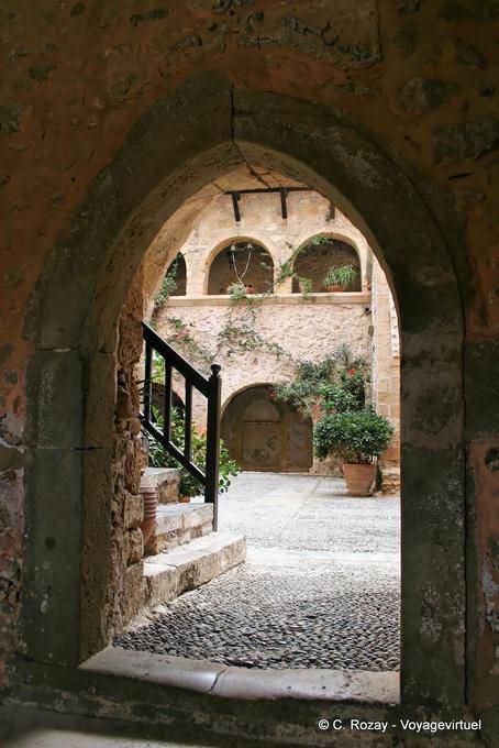 Vue sur le cloitre du monastère de Toplou (Monì Panagìa Akrotirianì) - Crète, Grèce