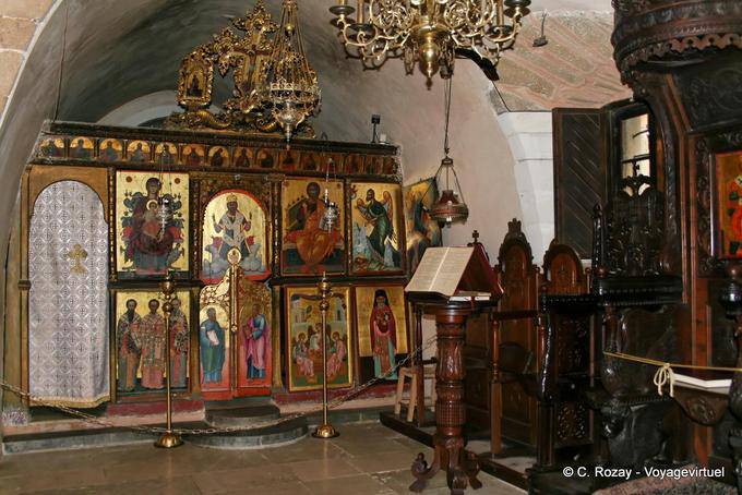 Petite nef de l'église avec mur d'icônes byzantines, Moni Toplou - Crète, Grèce