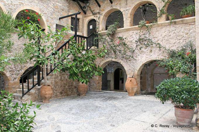 Une cour intérieure de Moni Toplou - Crète, Grèce