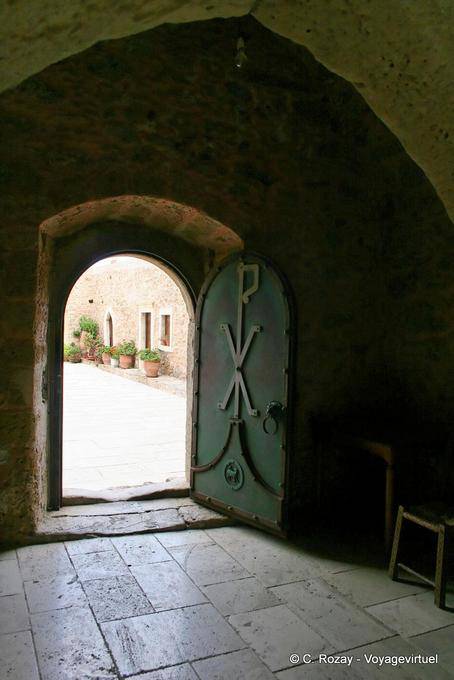 Voûte et porte de fer dans le monastère de Toplou - Crète, Grèce
