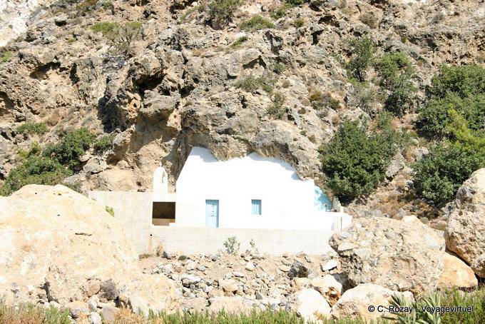 Chapelle dans le rocher sur la route entre Paleochora et Sougia - Crète, Grèce