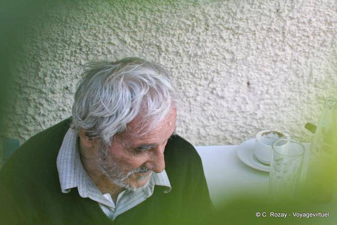 Tristesse à l'heure du café dans la montagne vers Paleochora - Crète, Grèce