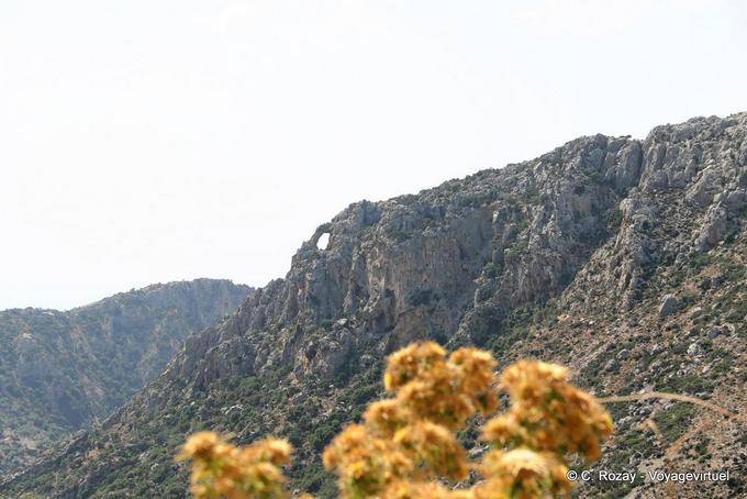 Arche de pierre dans la montagne, environs de Kontokinigi (Palaiochora) - Crète, Grèce
