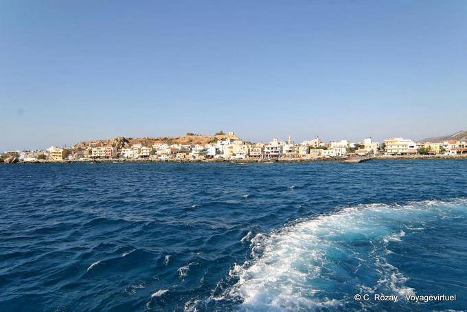 Vue de bateau sur la ville côté est, Paleochora - Crète, Grèce