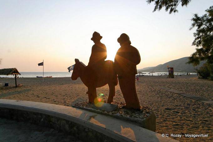 Drôle de statues (explorateurs sur un âne ?) sur la plage de Paleochora - Crète, Grèce