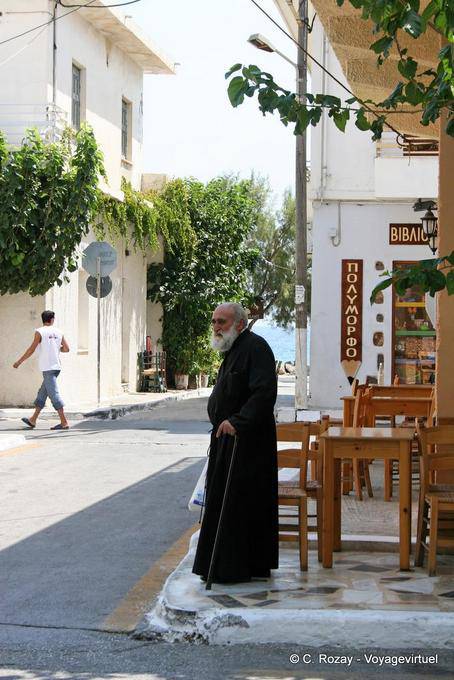 Prêtre orthodoxe à la canne, Paleochora - Crète, Grèce