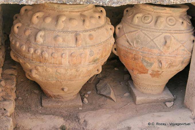 Deux pithoi au décorations et tailles différentes, Phaistos - Crète, Grèce