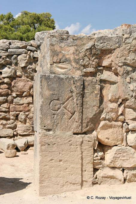 Inscription sculptée dans la pierre d'une ouverture, Palais de Phaistos - Crète, Grèce