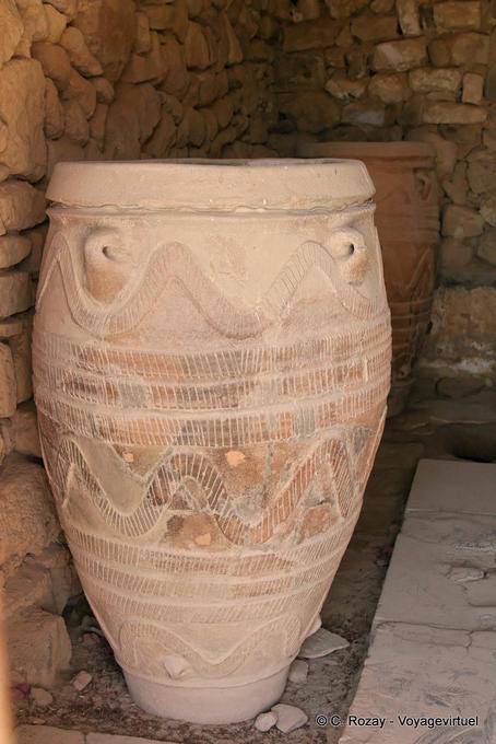 Grande jarre ou pithos aux décorations en relief, Phaistos - Crète, Grèce