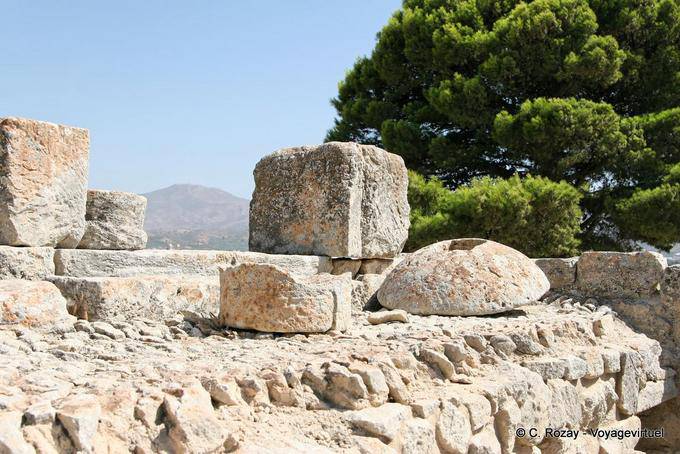 Vieilles pierres et reste de meule, Phaistos - Crète, Grèce