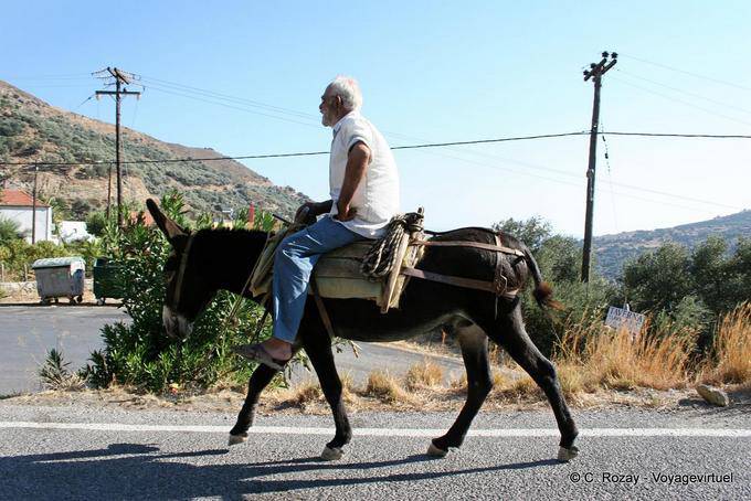 Kaki Rodakino, crètois sur son âne dans la montagne - Crète, Grèce