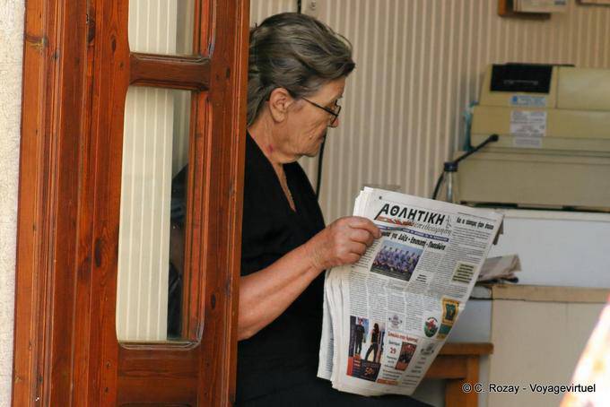 Lecture du journal, Réthymnon - Crète, Grèce
