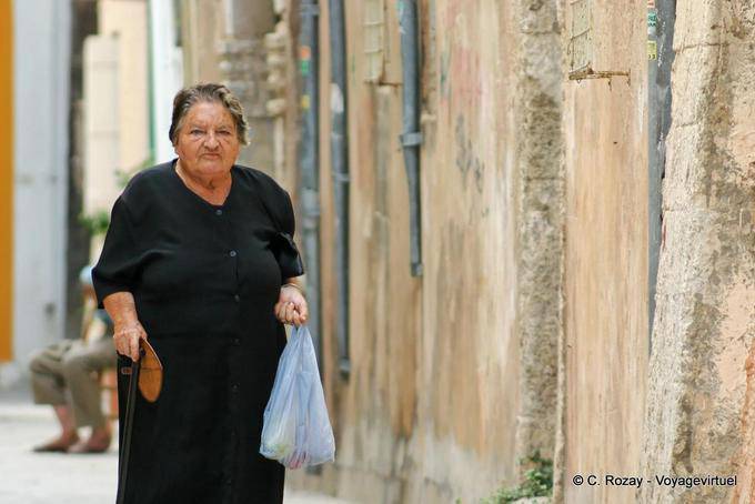Réthymnon, habitante de la ville revenant de courses - Crète, Grèce
