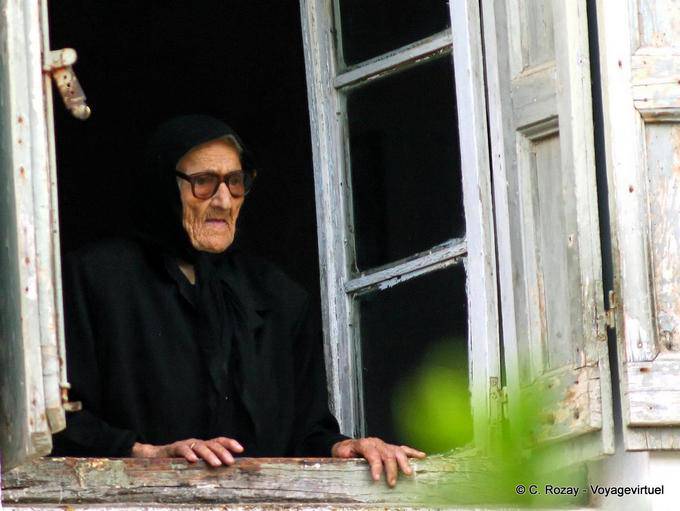 Réthymnon, ancienne à sa fenêtre - Crète, Grèce