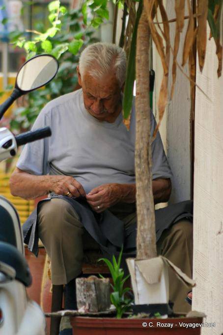 Réthymnon, tailleur travaillant dans la rue - Crète, Grèce