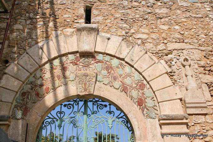 Réthymnon, portail double avec motifs en couleurs de vigne et grappes de raisin - Crète, Grèce