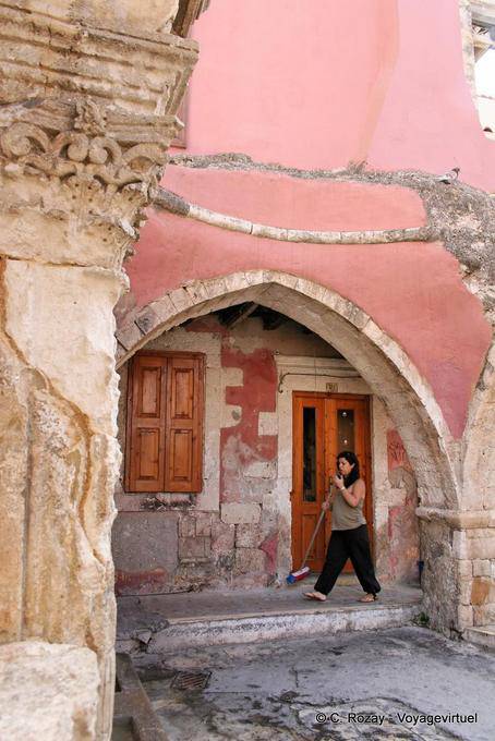 Réthymnon, arcade située à droite de la fontaine Rimondi sur la place du Platane - Crète, Grèce