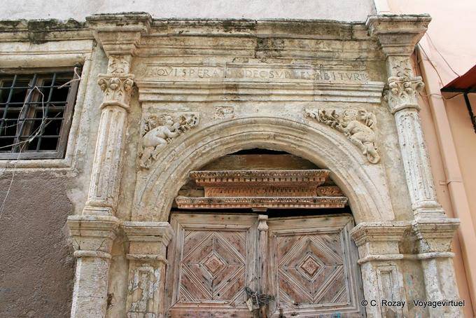 Réthymnon, Rue Klidi, portail avec écoinçons décorés d'enfants nus chassant des oiseaux et d'un tympan avec l'inscription 