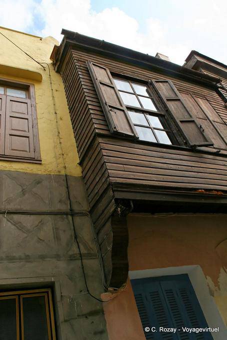 Réthymnon, autre exemple d'avancée rénovée sur une maison - Crète, Grèce