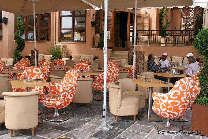 Réthymnon, décoration moderne pour un bar - Crète, Grèce