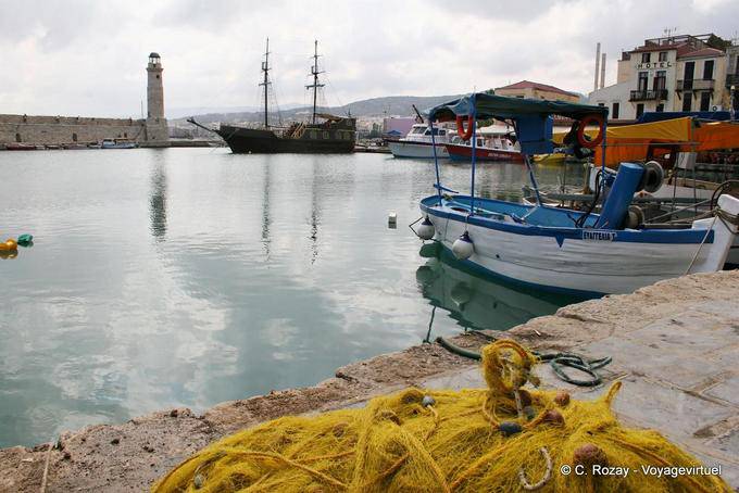 Réthymnon, filet de pêche et bateau touristique dans le vieux port - Crète, Grèce