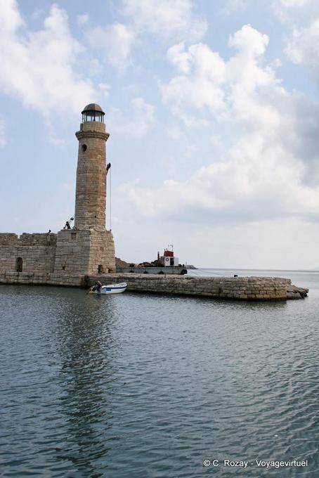 Réthymnon, le phare vénitien au bout de la jetée du port - Crète, Grèce