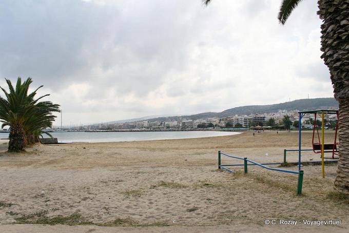 Rethymno, la grande plage au centre de la ville de Réthymnon - Crète, Grèce