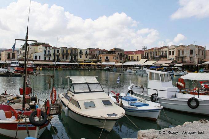 Réthymnon, panorama sur le port vénitien avec ses vieilles maisons - Crète, Grèce