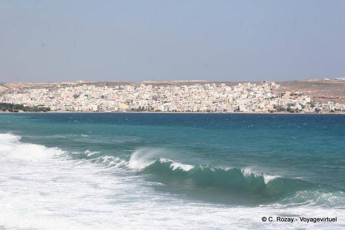 Sitia, panorama sur la ville depuis la mer - Crète, Grèce