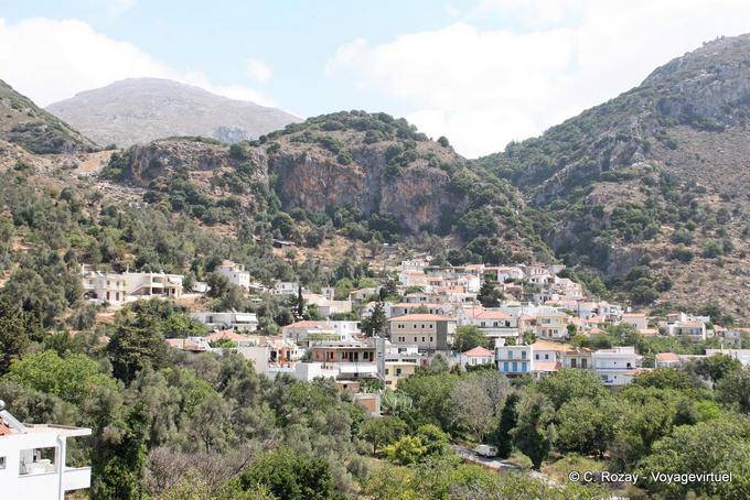 Spili, panorama sur la cité au pied du mont Psiloritis - Crète, Grèce