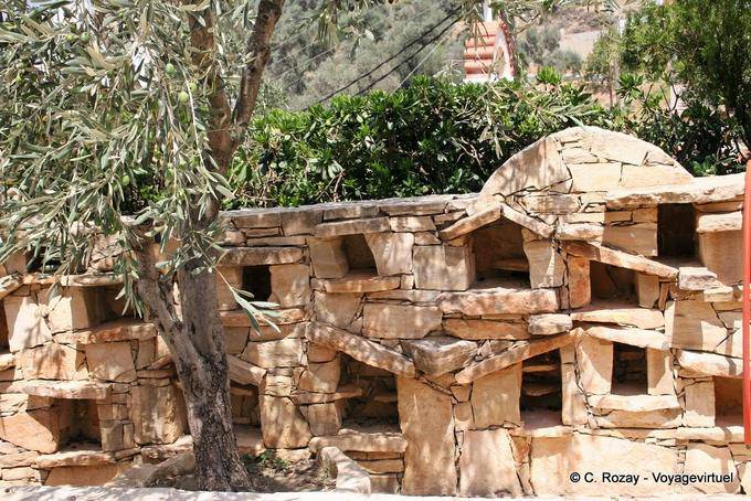 Spili, mur antique rénové, à niches et pierres plates - Crète, Grèce