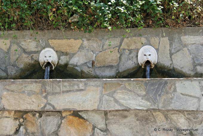 Spili, deux lions de la fontaine vue de face - Crète, Grèce