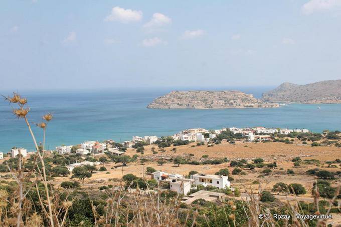 Spinalonga Plaka, panorama depuis Vrouchas sur la baie et l'île de Kalidonia - Crète, Grèce