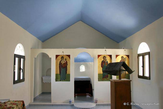 Intérieur moderne d'une des chapelles sur la route entre Vori et Zaros - Crète, Grèce