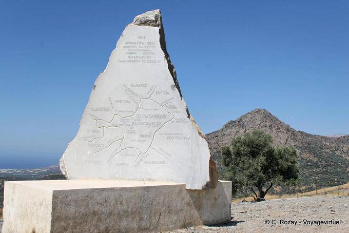 Stèle de pierre sur un col indiquant la région de Magarikari - Crète, Grèce