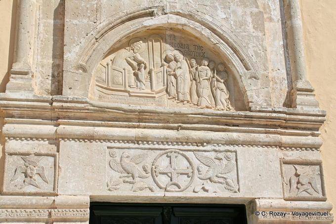 Vori, fronton sculpté de l'église - Crète, Grèce