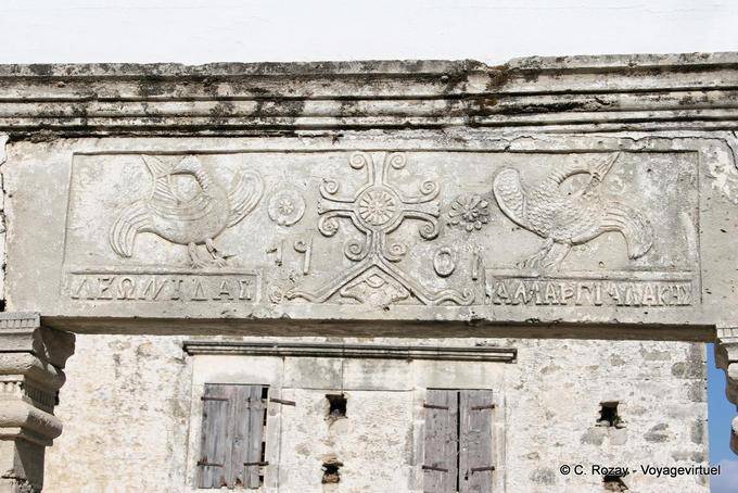 Fronton sculpté devant une maison en ruines, Vori - Crète, Grèce