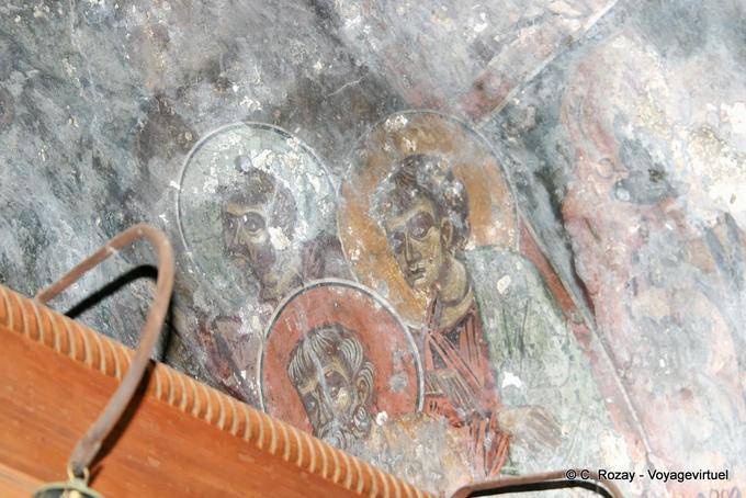 Fragment très décoloré d'une peinture murale religieuse, Agios Paraskevi, Voutas - Crète, Grèce