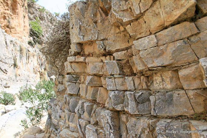 Zaros, mur naturel de roches dans les gorges de Rouvas - Crète, Grèce