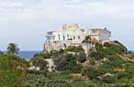 Moni Chrisoskalitissis sur la crête d'une colline devant la mer, Crète.