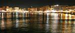 Panorama sur le pittoresque vieux port illuminé de Chania, Crète.