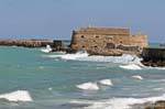Force des vagues contre les fondations de la forteresse Rocca al Mare ou Koules, Iraklio (Heraklion), Crète.